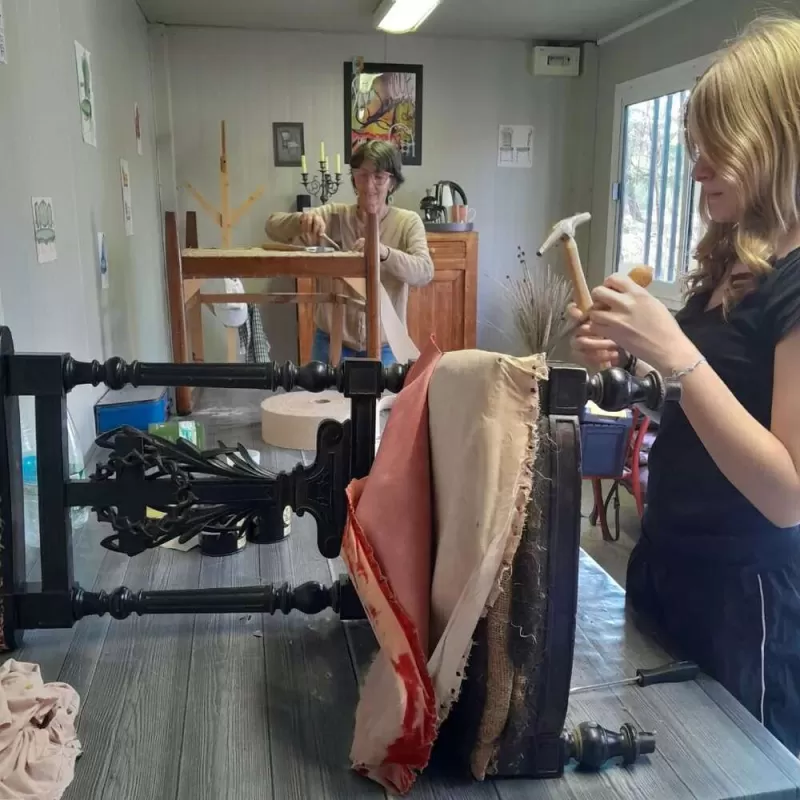 Cours de tapisserie, Prunelli-di-Fiumorbo, Les petits fauteuils