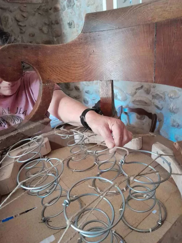 Cours de tapisserie, Prunelli-di-Fiumorbo, Les petits fauteuils