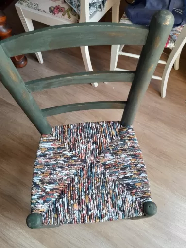 Chaises paillées en torons de tissus à Corte, Corte, Les petits fauteuils