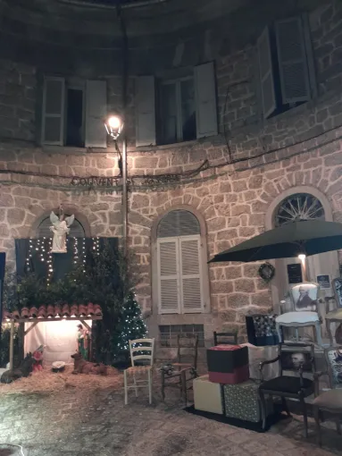  🎄 La magie de Noël au marché de Sartène, Prunelli-di-Fiumorbo, Les petits fauteuils