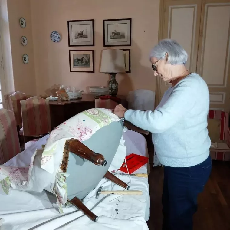 Cours de tapisserie d'ameublement traditionnel avec semences et crin, Corte, Les petits fauteuils