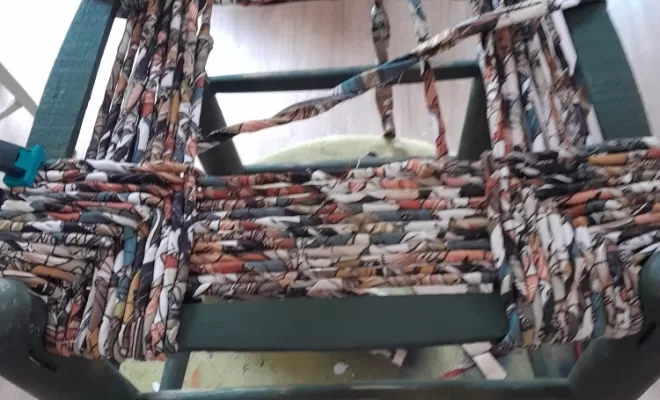 Chaises paillées en torons de tissus à Corte, Corte, Les petits fauteuils
