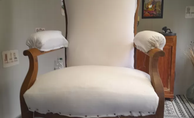 Rénovation d'un voltaire par un artisan tapissier, Corte, Les petits fauteuils