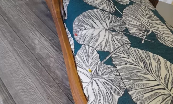 Rénovation d'un voltaire par un artisan tapissier, Corte, Les petits fauteuils