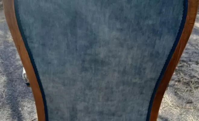 Rénovation d'un voltaire par un artisan tapissier, Corte, Les petits fauteuils