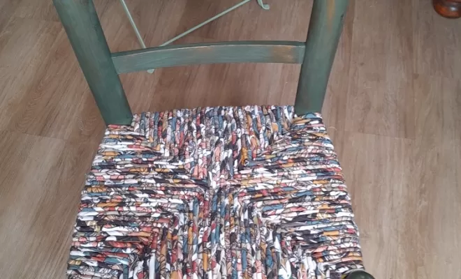 Chaises paillées en torons de tissus à Corte, Corte, Les petits fauteuils