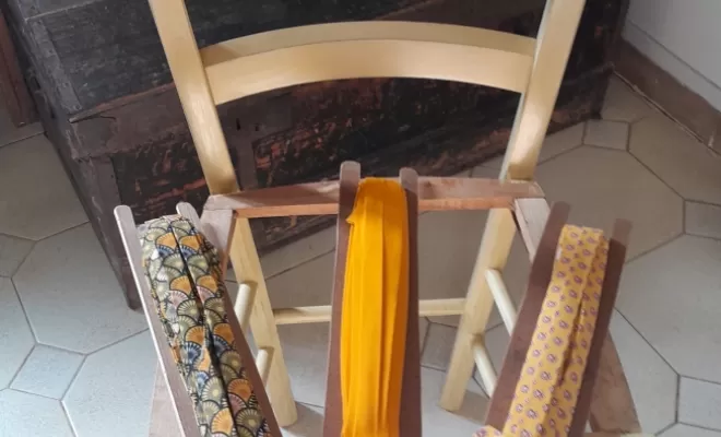 Chaises paillées en torons de tissus à Corte, Corte, Les petits fauteuils