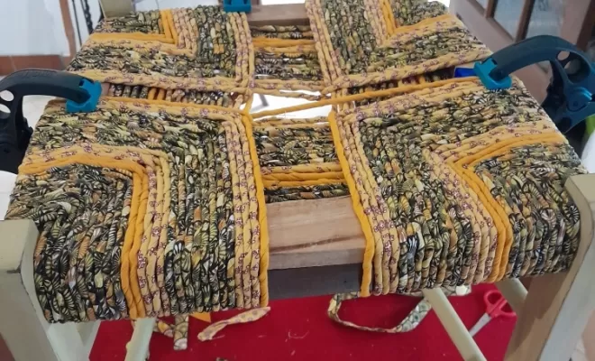 Chaises paillées en torons de tissus à Corte, Corte, Les petits fauteuils
