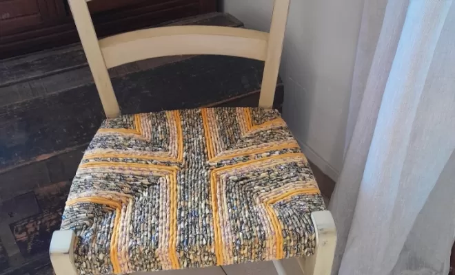Chaises paillées en torons de tissus à Corte, Corte, Les petits fauteuils