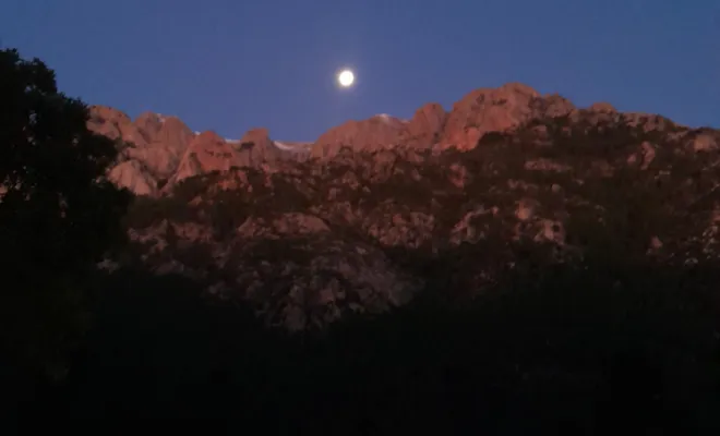  🎄 La magie de Noël au marché de Sartène, Prunelli-di-Fiumorbo, Les petits fauteuils