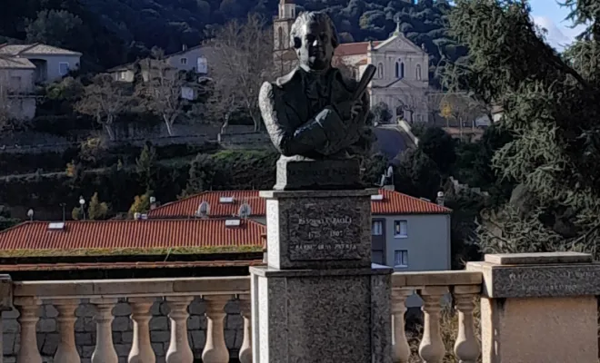  🎄 La magie de Noël au marché de Sartène, Prunelli-di-Fiumorbo, Les petits fauteuils