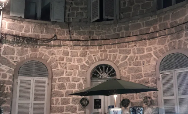  🎄 La magie de Noël au marché de Sartène, Prunelli-di-Fiumorbo, Les petits fauteuils